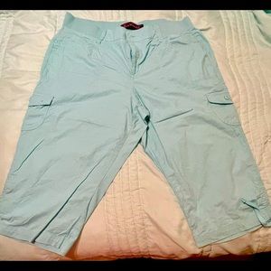 Gloria Vanderbilt Capris size 16 color Turquoise